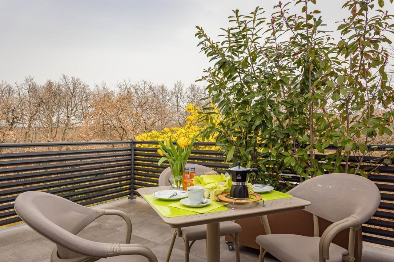 Apartments Bijou With Big Private Garden Near Umag Vilanija Kültér fotó